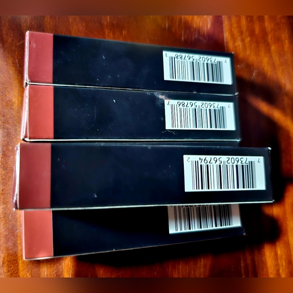 *Host Pick* MAC Powder Kiss Liquid Lip 💋❤️😍 - Picture 4 of 11